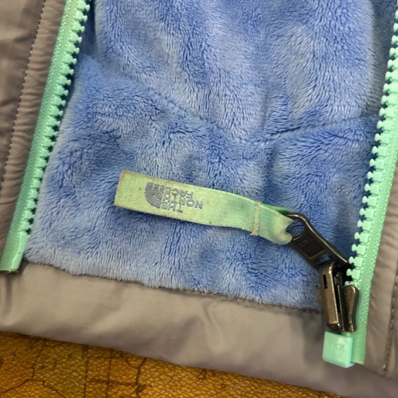 The North Face Kids' Light Blue and Gray Jacket - Picture 3 of 3